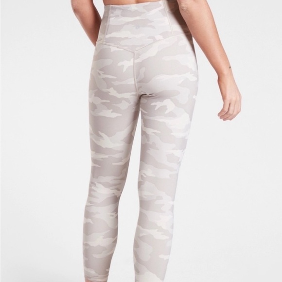 Athleta Elation Camo 7/8 Legging - Size XS - Picture 2 of 9
